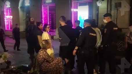 Собрали толпу на подготовке к Параду, разогнав людей на вечеринке под открытым небом. Собрали толпу на подготовке к Параду, разогнав людей на вечеринке под открытым небом.
