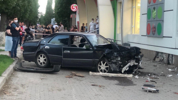 Полицейский в Воронеже сбил трёх человек на тротуаре — один погиб.