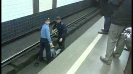 В Москве женщины подрались за место на платформе метро: видео