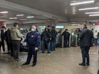 Беспредел Полицаев. В московское метро перестали пускать людей без перчаток. Беспредел Полицаев. В московское метро перестали пускать людей без перчаток.