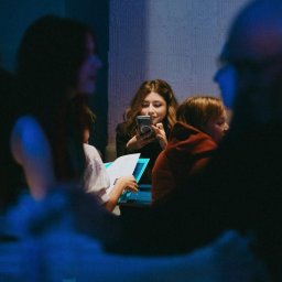 "Люди в синем" в Москве: открытие с танцами, живой музыкой и лучшими коктейлями